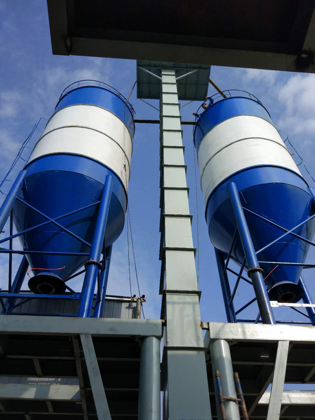 兩個(gè)成品儲料罐